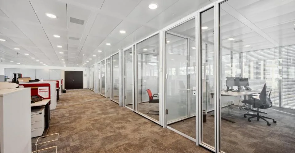 Bureaux aménagés - proche gare à Nyon - bâtiment moderne et lumineux
