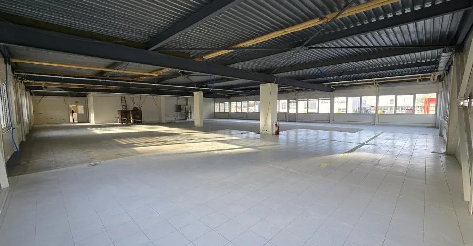 Surface de 555m2 - showroom - bureaux ou locaux
