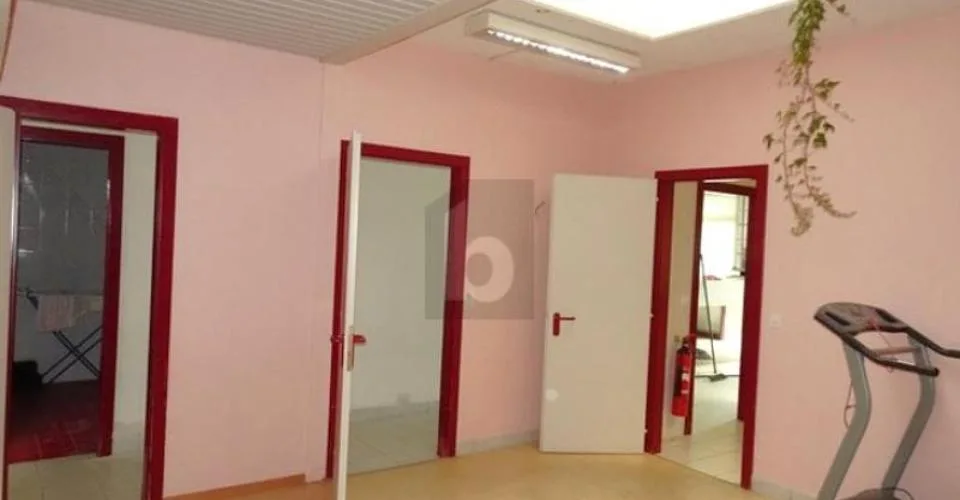 LOCAUX FONCTIONNELS, EMPLACEMENT STRATÉGIQUE