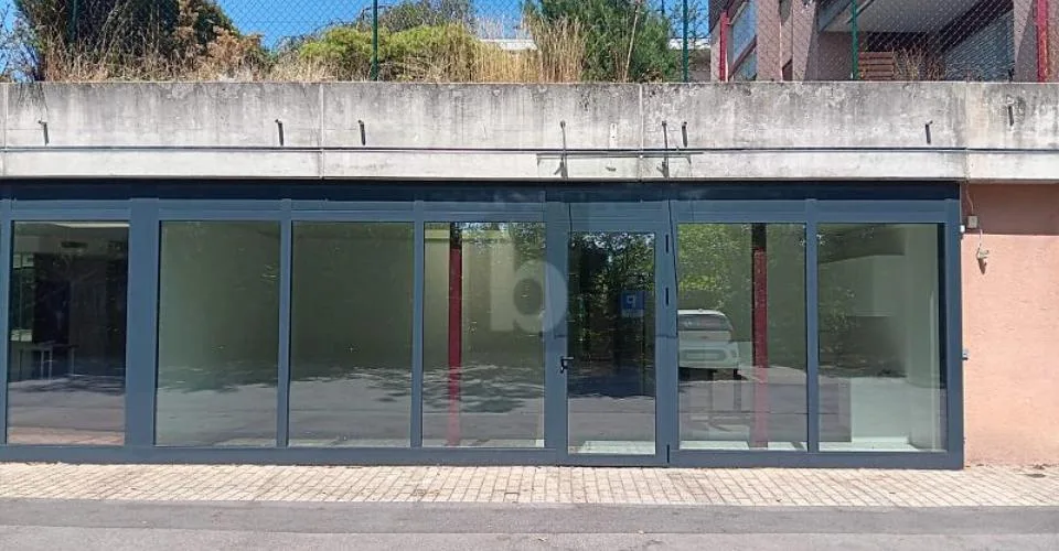 LOCAUX FONCTIONNELS, EMPLACEMENT STRATÉGIQUE