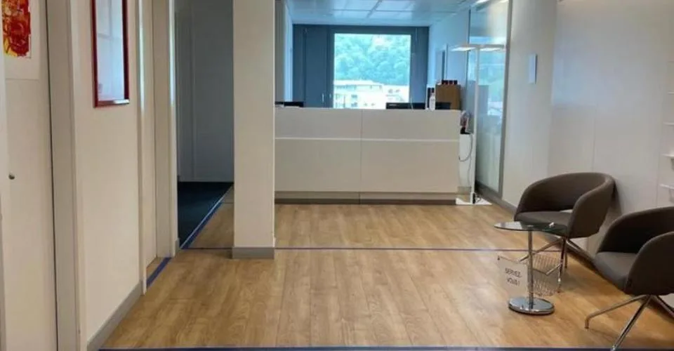 Situé proche de toutes les commodités, dans bel immeuble administratif