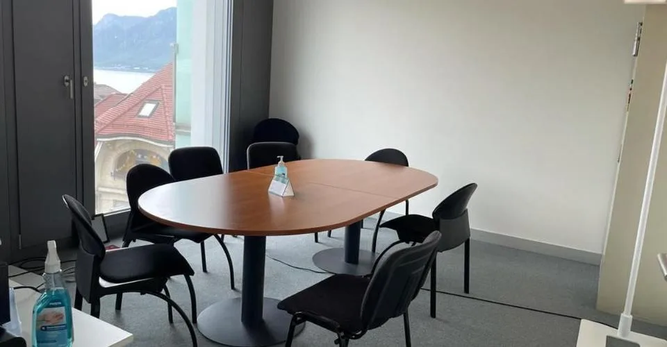 Situé proche de toutes les commodités, dans bel immeuble administratif