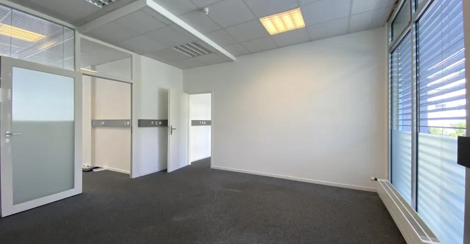 Grands bureaux au rez-de-chaussée