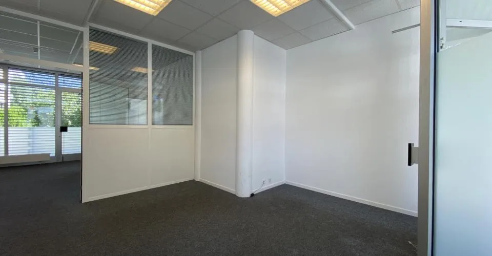 Grands bureaux au rez-de-chaussée