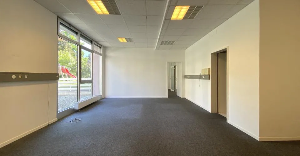 Grands bureaux au rez-de-chaussée