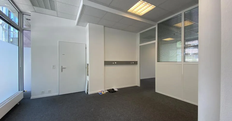 Grands bureaux au rez-de-chaussée