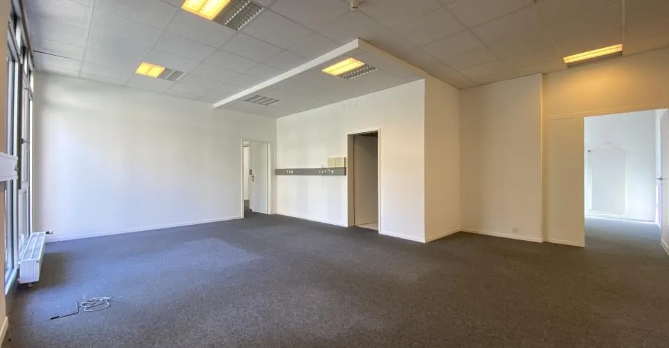 Grands bureaux au rez-de-chaussée