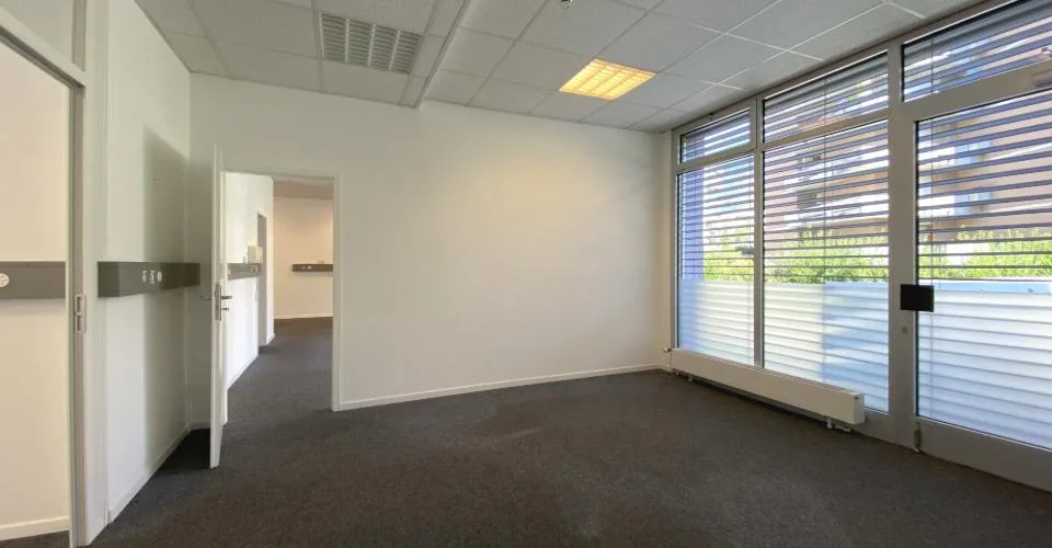 Grands bureaux au rez-de-chaussée