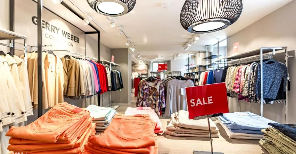 Espace commercial unique donnant directement sur la place animée de Brigue