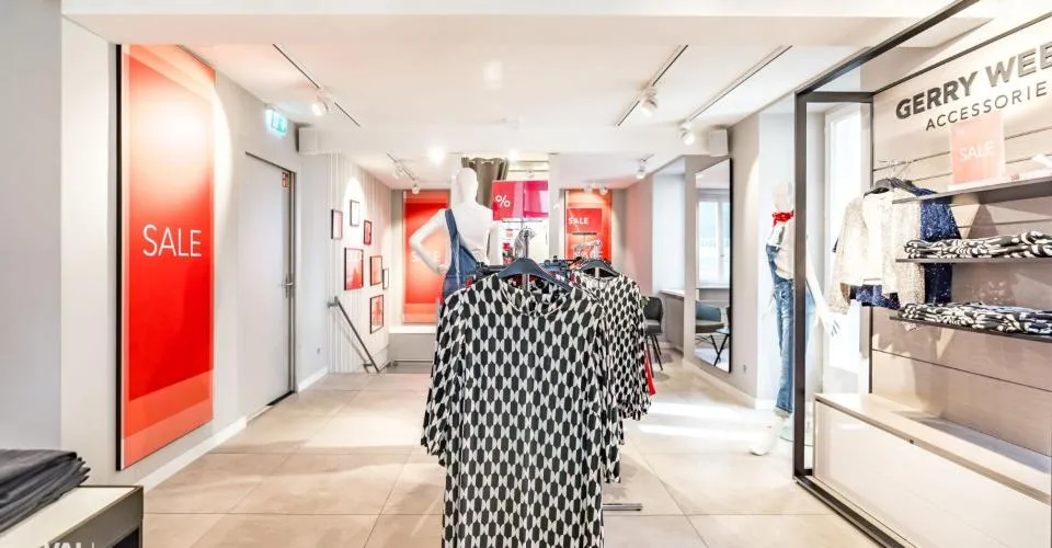 Espace commercial unique donnant directement sur la place animée de Brigue