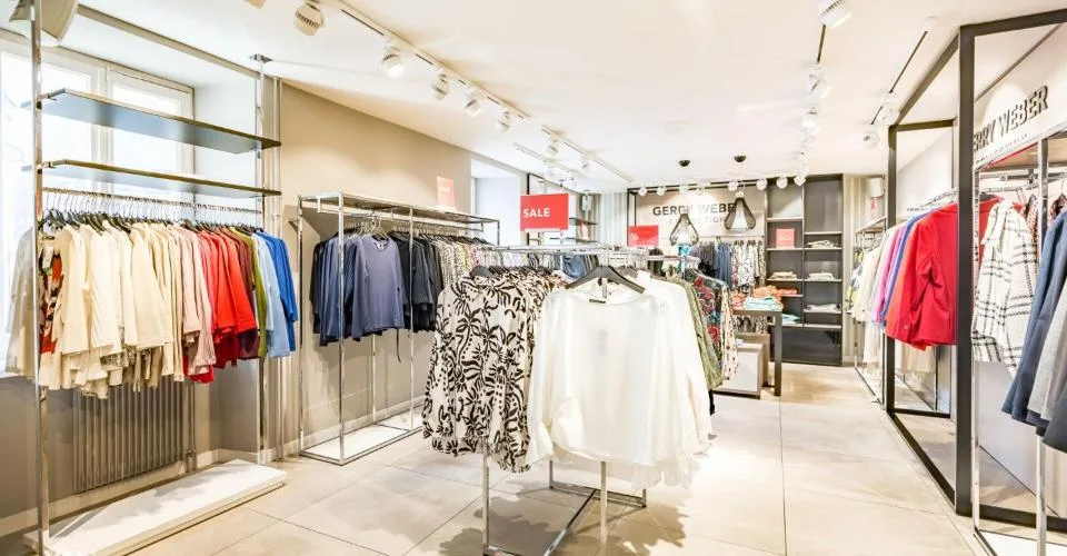 Espace commercial unique donnant directement sur la place animée de Brigue