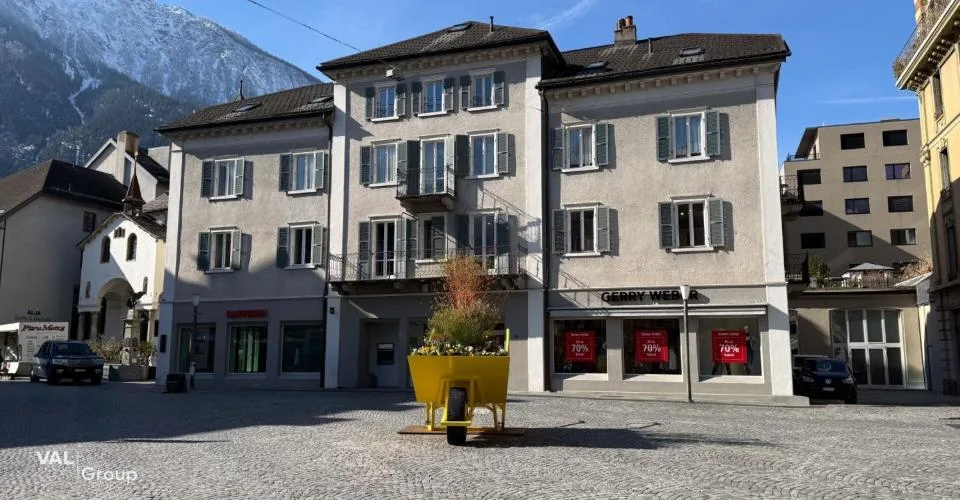 Espace commercial unique donnant directement sur la place animée de Brigue