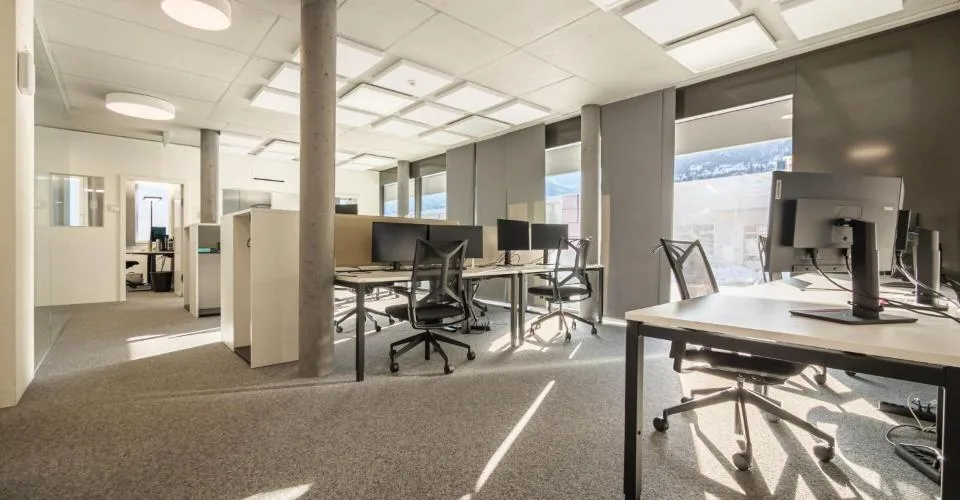 Complexe commercial à la fine pointe de la technologie - Choisissez un étage et lancez-vous !