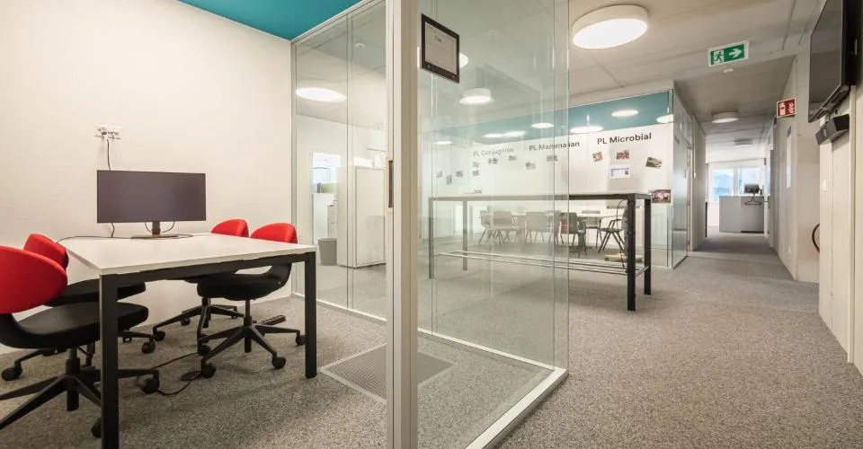 Complexe commercial à la fine pointe de la technologie - Choisissez un étage et lancez-vous !