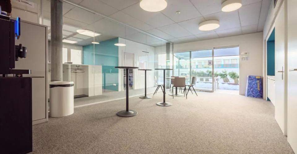 Complexe commercial à la fine pointe de la technologie - Choisissez un étage et lancez-vous !