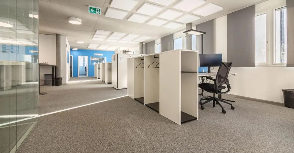 Complexe commercial à la fine pointe de la technologie - Choisissez un étage et lancez-vous !