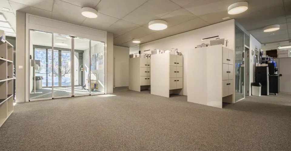 Complexe commercial à la fine pointe de la technologie - Choisissez un étage et lancez-vous !