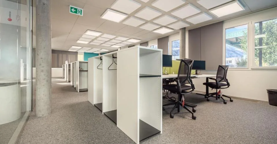 Complexe commercial à la fine pointe de la technologie - Choisissez un étage et lancez-vous !