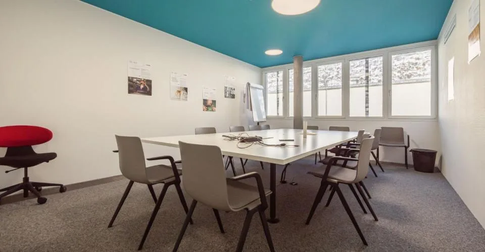 Complexe commercial à la fine pointe de la technologie - Choisissez un étage et lancez-vous !