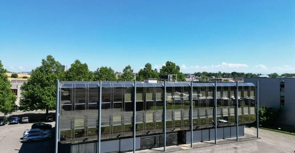 St-Blaise, surface commerciale de 186 m2 avec places de parc