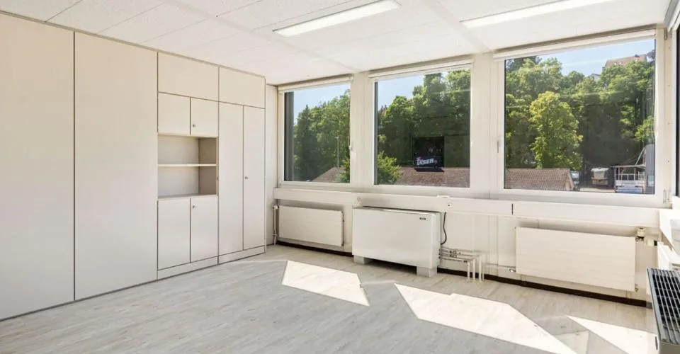 St-Blaise, surface commerciale de 186 m2 avec places de parc