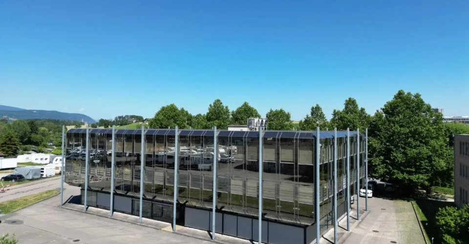 St-Blaise, surface commerciale de 186 m2 avec places de parc