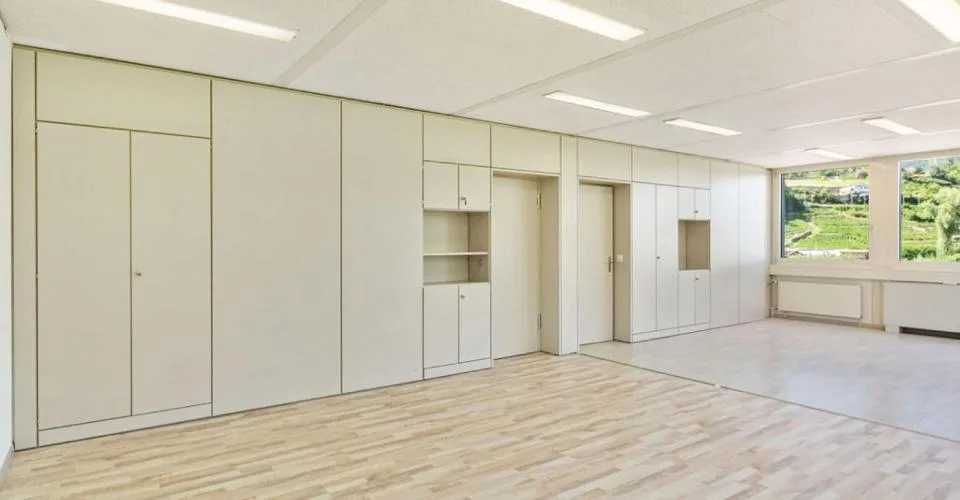 St-Blaise, surface commerciale de 186 m2 avec places de parc