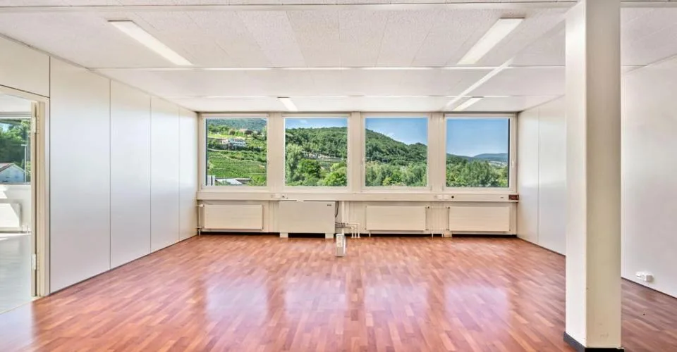 St-Blaise, surface commerciale de 186 m2 avec places de parc