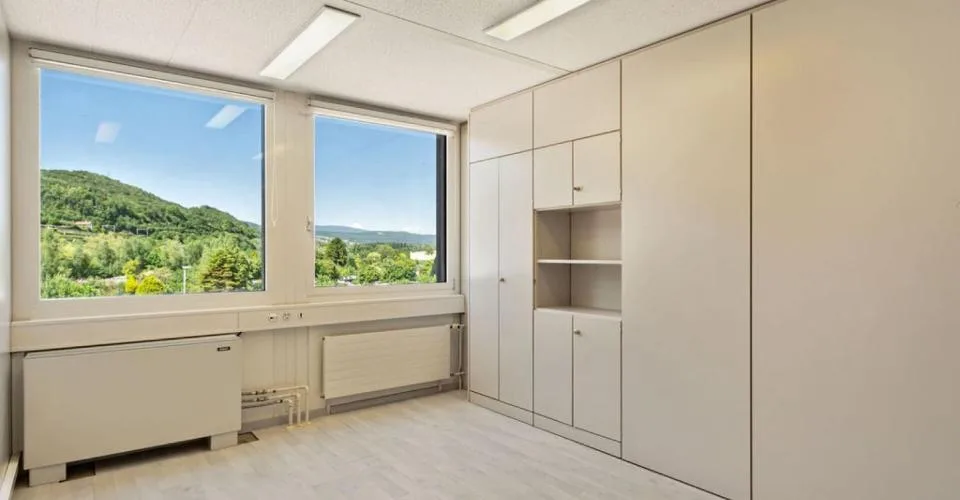 St-Blaise, surface commerciale de 186 m2 avec places de parc