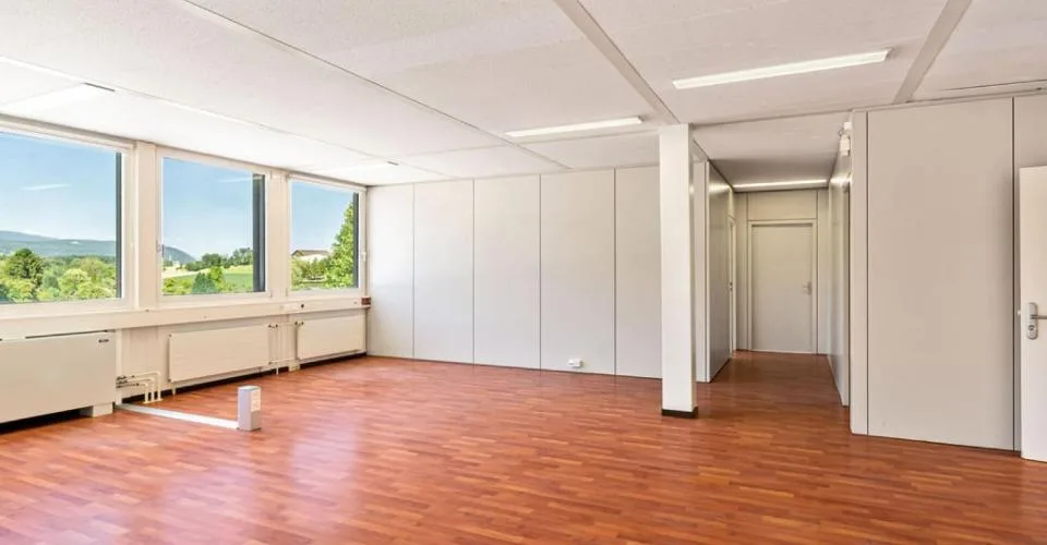 St-Blaise, surface commerciale de 186 m2 avec places de parc