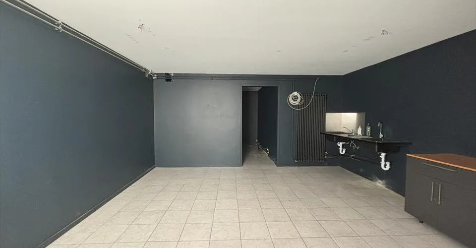 Local commercial- bureau 121 m2 plein-pied
