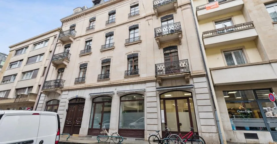 Très belle arcade de 35 m² aux Paquis