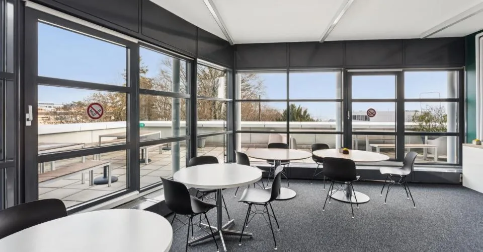 Bâtiment indépendant à louer avec services au sein d’un campus, quartier des nations à Genève.