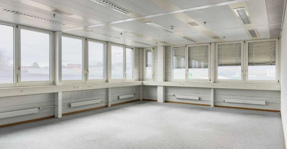 Bureaux lumineux et semi-aménagés à Meyrin