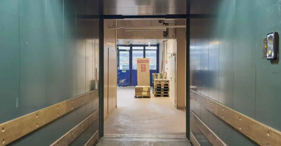 Bureaux lumineux et semi-aménagés à Meyrin