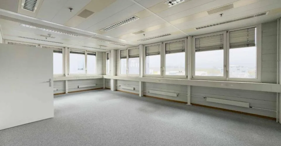 Bureaux lumineux et semi-aménagés à Meyrin