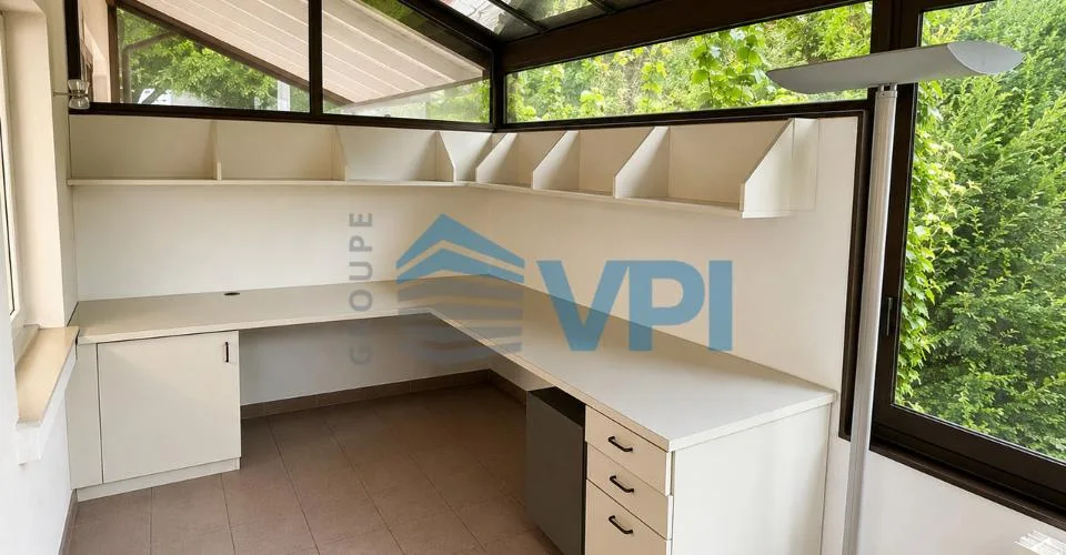 Cointrin - Beau bureau de 120 m2 avec espaces de stockage et places de parking