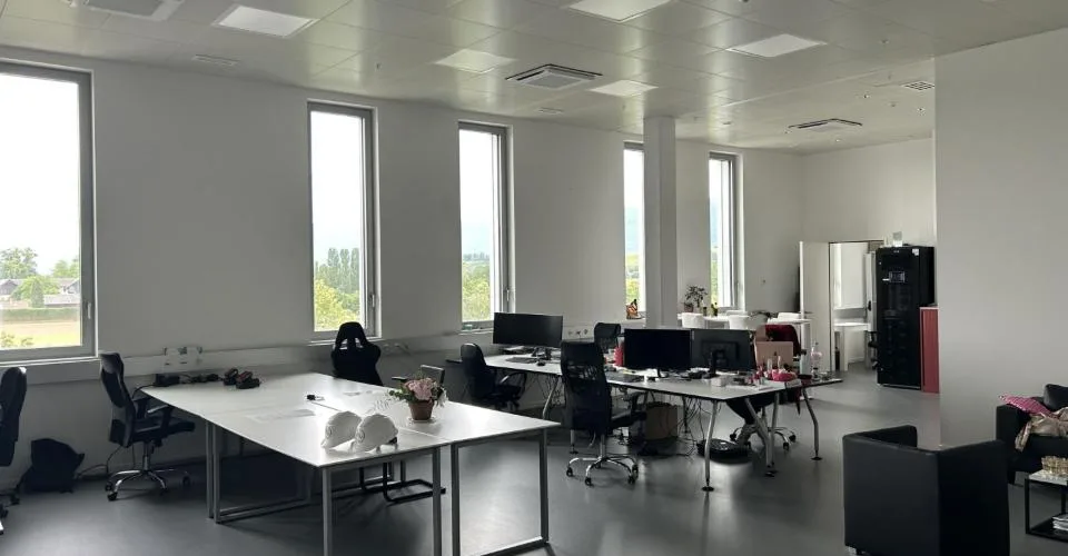 Opportunité exceptionnelle à Satigny – Surface polyvalente avec accès monte-charge