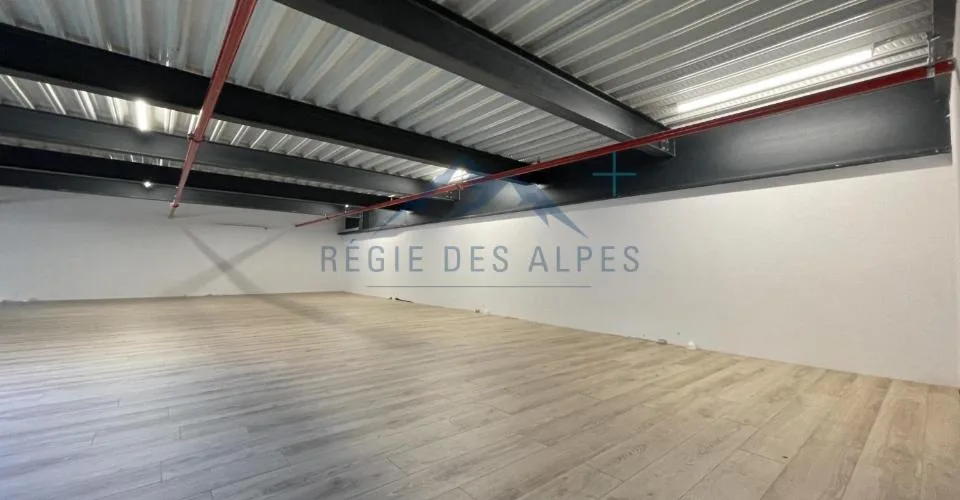 Bureau et dépôt dans un bâtiment neuf en ZI