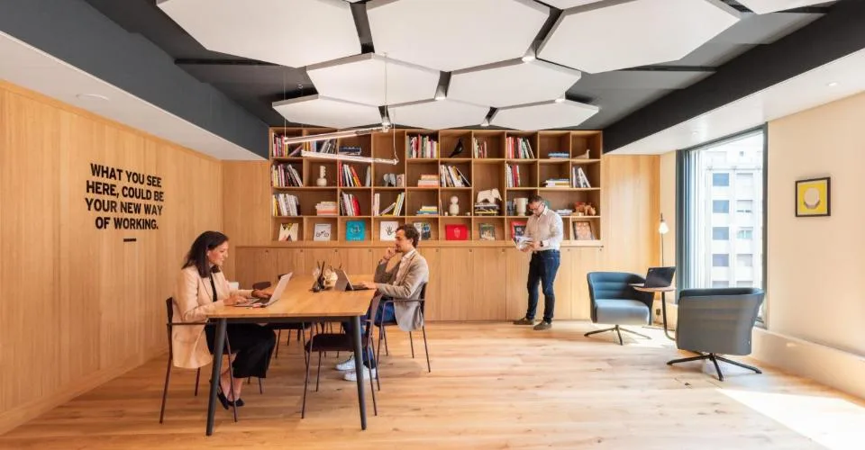 Bureau sur mesure pour 3 à Spaces Main Station