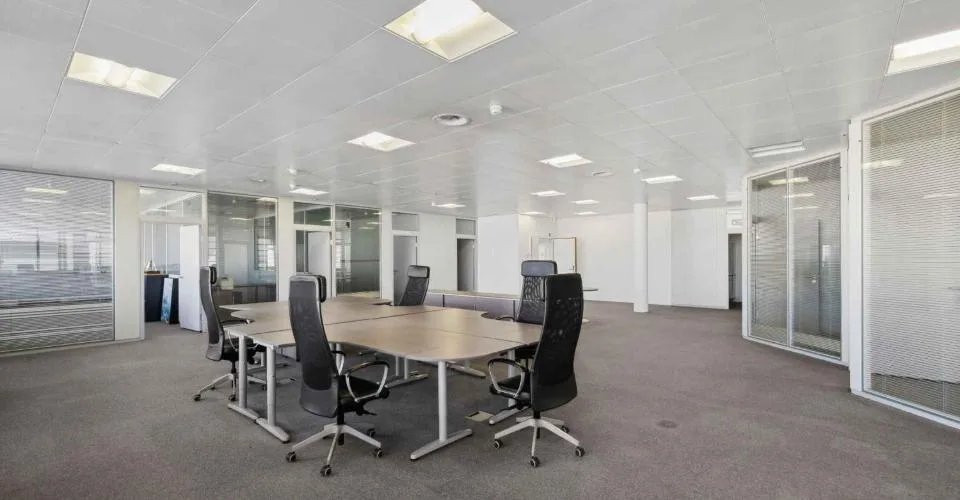Meyrin - Aéroport - CHF 380.--m2-an - Bureaux d'environ 293m2