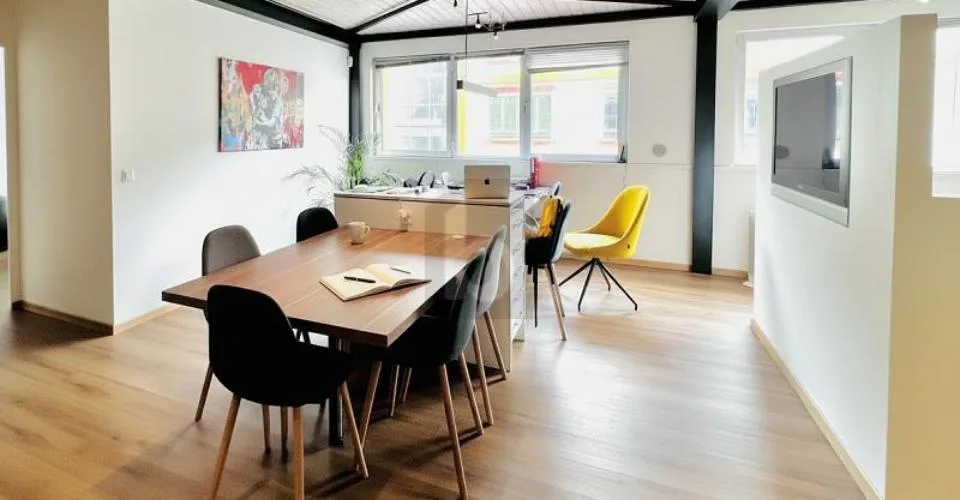 ESPACE DE TRAVAIL MODERNE ET INSPIRANT