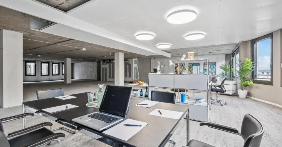 Dans un immeuble rénové, au cœur de la Rue du Rhône à Genève, surface de bureaux premium et attractives