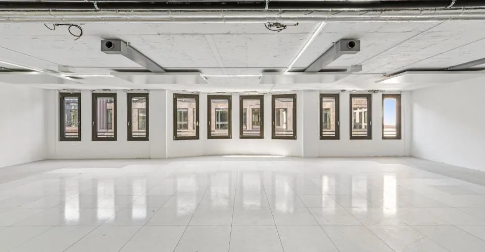 Dans un immeuble rénové, au cœur de la Rue du Rhône à Genève, surface de bureaux premium et attractives