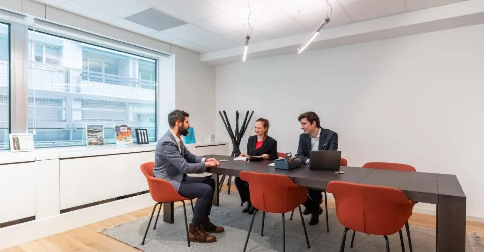 Bureau sur mesure pour 3 à Spaces Nations
