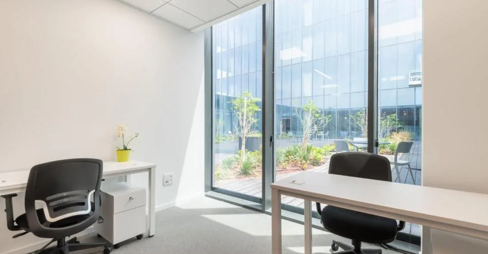 Bureau sur mesure pour 3 à Spaces Nations