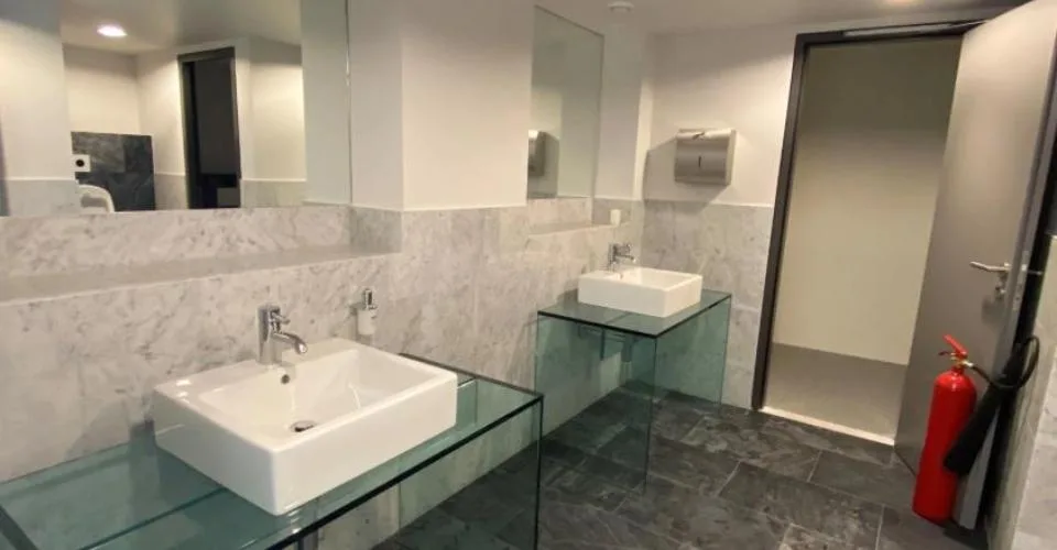 Surfaces administratives au bord du lac