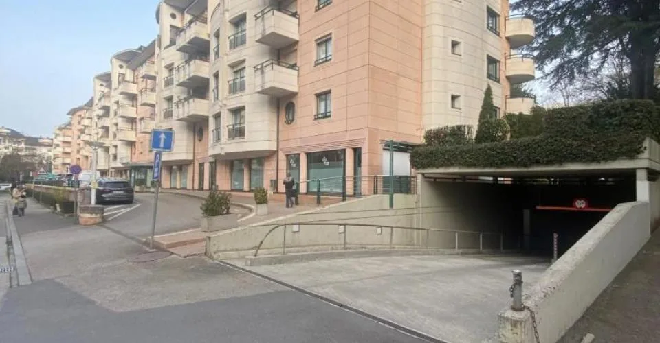 Arcade dans un quartier résidentiel