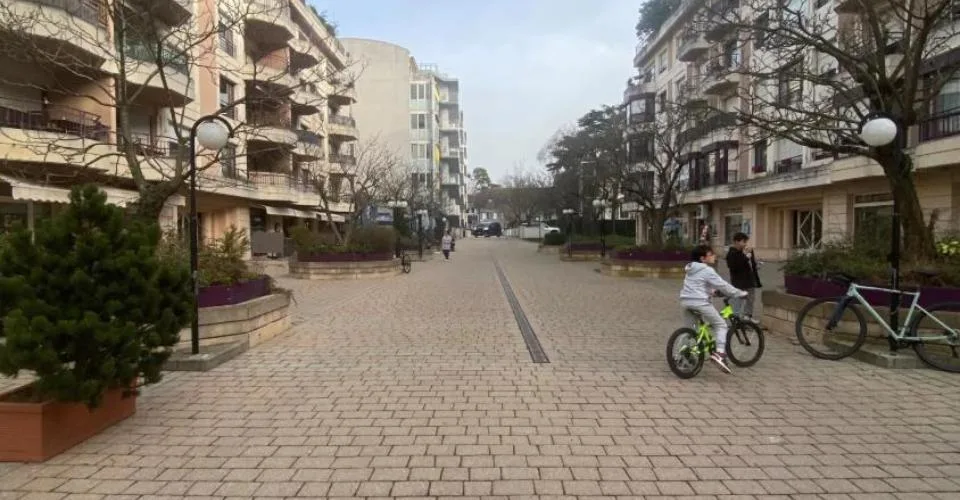 Arcade dans un quartier résidentiel