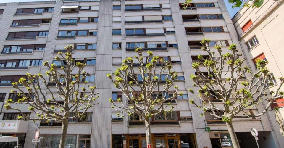 Bureaux à la rue du Village-Suisse 10